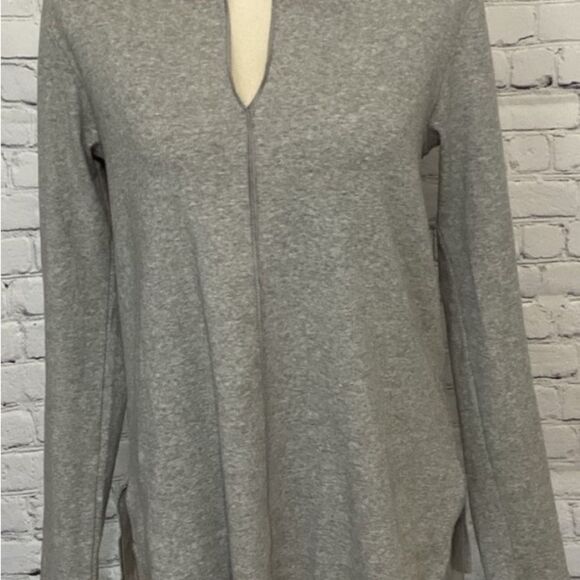 Lola & Sophie Sweater Shirt Women’s Size Medium Color Gray Long Sleeve V Neck - Picture 5 of 10